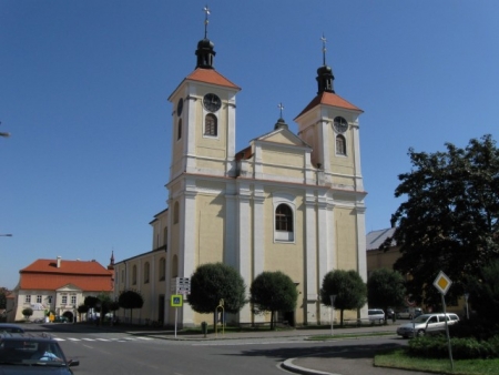 Dstojn crkevn poheb v kostele Chrast s uloenm do hrobu na mstnm hbitov. Doprava zesnulho z Chrudimi  cena od 14 400 K s DPH