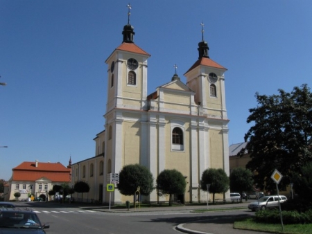 D�stojn� c�rkevn� poh�eb v kostele Chrast s ulo�en�m do hrobu na m�stn�m h�bitov�. Doprava zesnul�ho z Chrudimi  cena od 14 400 K�