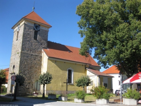 D�stojn� c�rkevn� poh�eb v kostele Nasavrky s ulo�en�m do hrobu na m�stn�m h�bitov�. Doprava zesnul�ho z Chrudimi  cena od 14 400 K� s DPH